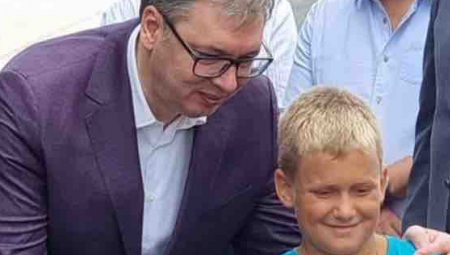 DEČAK DOTRČAO DO VUČIĆA U PETROVCU NA MLAVI Predsednik Srbije prekinuo obraćanje da bi mu ispunio želju (FOTO)