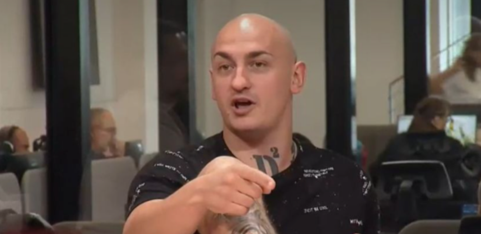 "NEK I MOJOJ ĆERKI PLJUJU U USTA KAD NAPUNI 18" Desingerica ne prestaje da šokira, skandal dobija novi epilog: Život mi je top, zabole me šta pričaju!