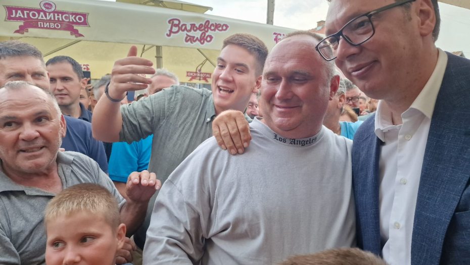 "ŽAO MI JE ŠTO STE MORALI DA ČEKATE 50 GODINA DA BISTE IMALI PRISTOJAN PUT" Predsednik Vučić u Velikim Radincima ( VIDEO)