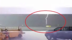 SNIMLJEN JEZIV TRENUTAK KAD JE GROM UDARIO NA AERODROM U DALMACIJI Avioni nisu mogli da slete zbog nevremena