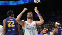 SLOVENCI SE MUČILI, ALI NA KRAJU OVERILI PRVO MESTO Dončić ponovo predvodio "zmajčeke"