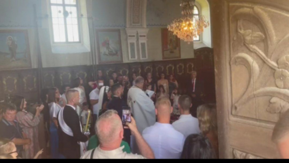 POČELO JE CRKVENO VENČANJE DARKA I KATARINE! Mladenci stigli u crkvu, prve fotografije sa ceremonije, mladenci sijaju od sreće