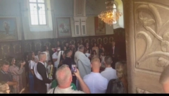 POČELO JE CRKVENO VENČANJE DARKA I KATARINE! Mladenci stigli u crkvu, prve fotografije sa ceremonije, mladenci sijaju od sreće