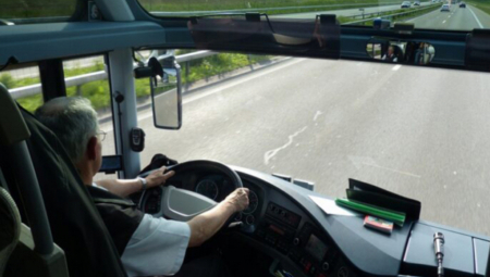Kamenovan autobus sa Srbima u Severnoj Makedoniji