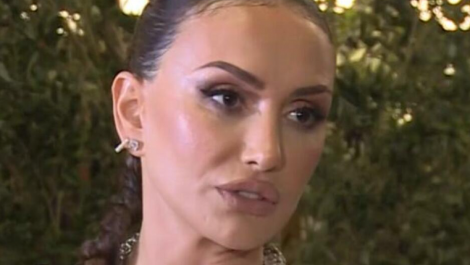 OVO JE NAJVEĆI BLAM EMINE JAHOVIĆ! Isplivao snimak sa bine, evo šta je pevačica uradila usred koncerta (VIDEO)