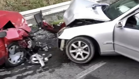 STRAVIČAN SUDAR TRI AUTOMOBILA Povređeno šestoro ljudi u Tuzli, među njima i dete