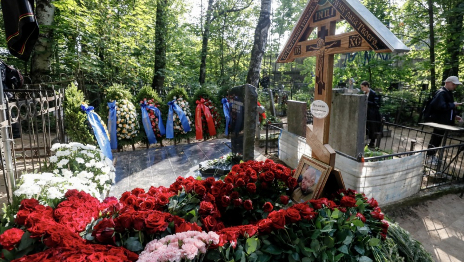 NA PRIGOŽINOVOM GROBU OSTAVLJENA PESMA Stihovi bi mogli da idu na ruku teorijama zavere