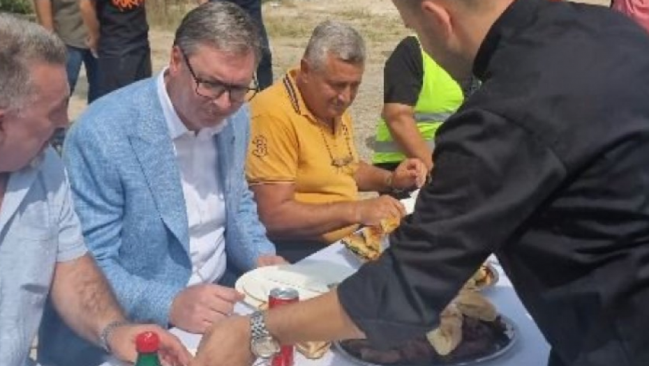 PREDSEDNIK VUČIĆ RUČAO S RADNICIMA "Hvala vam što ste nas, posle napornog posla i završenog puta, sačekali ovde"
