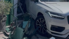 BEOGRAĐANKA DŽIPOM NAPRAVILA KARAMBOL U PEFKOHORIJU Pomešala komande, pa razorila radnju (VIDEO)