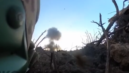 NEVEROVATAN SNIMAK SA FRONTA Rus bacio granatu koja je udarila u drvo ispred njega, a onda je usledilo nešto neviđeno (VIDEO)