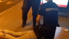 PIJANA NAPADALA LJUDE NA ULICI Devojka uhapšena na Zelenom vencu, policajci je jedva savladali (VIDEO)