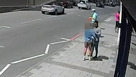 KAMERA ZABELEŽILA JEZIV POKUŠAJ OTMICE DETETA Slučajna prolaznica sprečila užas u Londonu u poslednji čas (VIDEO)