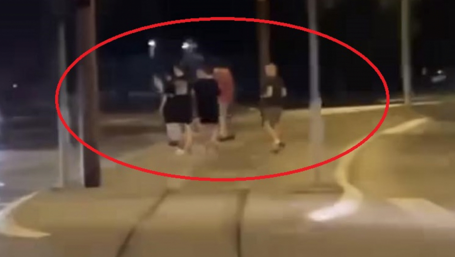 DECA U BEOGRADU SKAČU LJUDIMA POD KOLA Osvanuli snimci, strašno je šta tek rade posle!