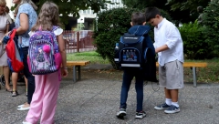 VEĆ DRUGU GODINI ZAREDOM Opština Trstenik uplatila po 10.000 dinara svim osnovcima