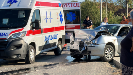 AUTOMOBILI SMRSKANO, TRI OSOBE POVREĐENE Teška saobraćajna nesreća, delovi vozila svuda po putu (VIDEO)