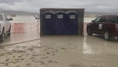 DESETINE HILJADA LJUDI ZAROBLJENO U ŽIVOM BLATU Ni hitne službe ne mogu da im priđu (VIDEO)