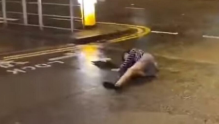 DEVOJKU ODNEO TAJFUN, LETELA JE PO ULICI! Apokaliptična scena, samo je protutnjao i bacio je na pod