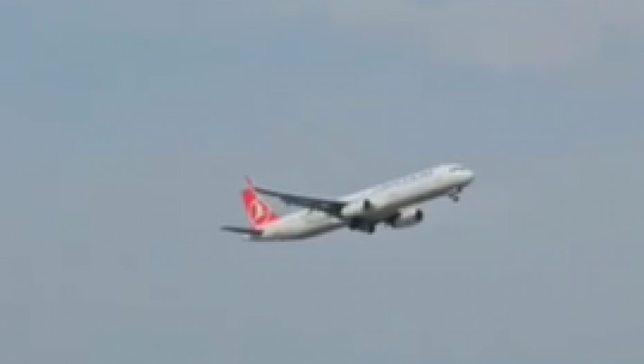 PRVI SNIMAK DRAME NA NEBU IZNAD BEOGRADA Ovo je prvi pokušaj aviona da sleti, nije uspeo!