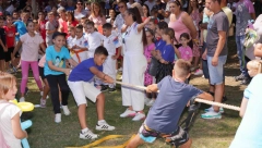 MIHOLJSKI SUSRETI SELA U VOŽDOVOM RODNOM SELU VIŠEVCU Karađorđe kojekude, najviše sa decom