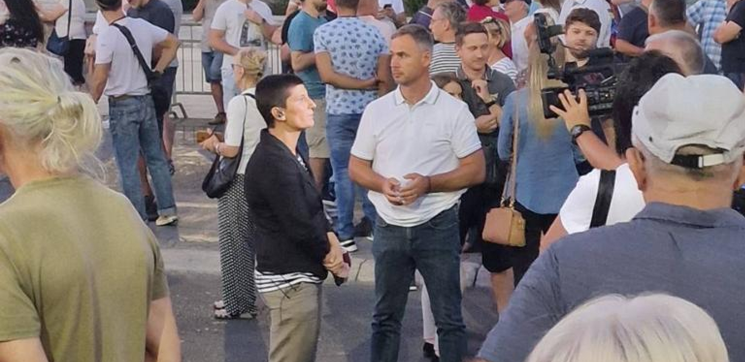 ALEKSIĆ S MORA PRAVO PRED KAMERE! Opozicionar se pojavio na političkom protestu da malo reklamira preplanuo ten