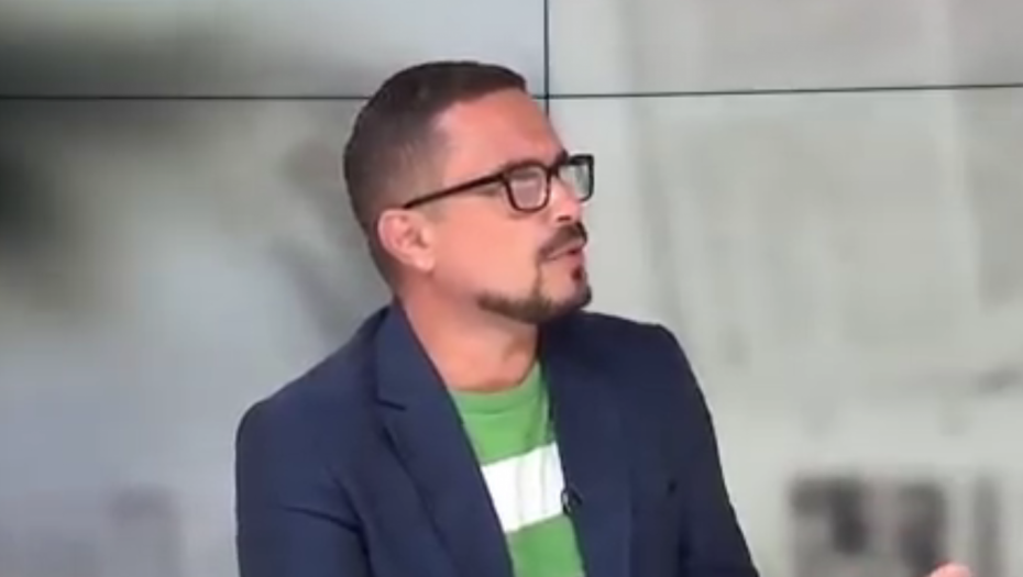 VELJKOVIĆ MISLI DA SMO IZGUBILI PAMĆENJE Šolakov novinar se predstavlja kao "nezavisan", ali svi znamo šta je radio do 2017. godine!