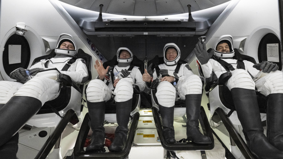 SLETELA SPEJSEKS KAPSULA Vratila se 4 astronauta posle šest meseci boravka na svemirskoj stanici (FOTO)
