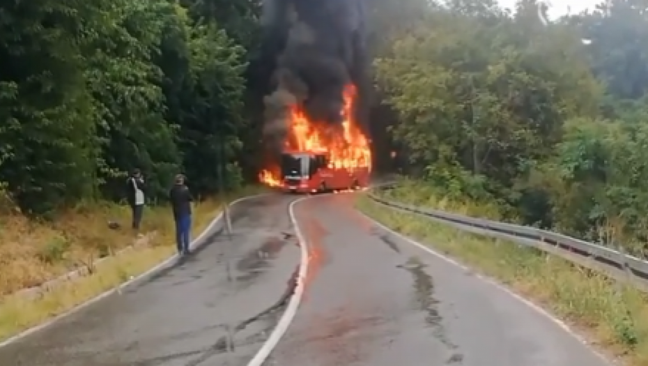 GORI AUTOBUS KOD AVALE Stravična scena na putu ka Ralji