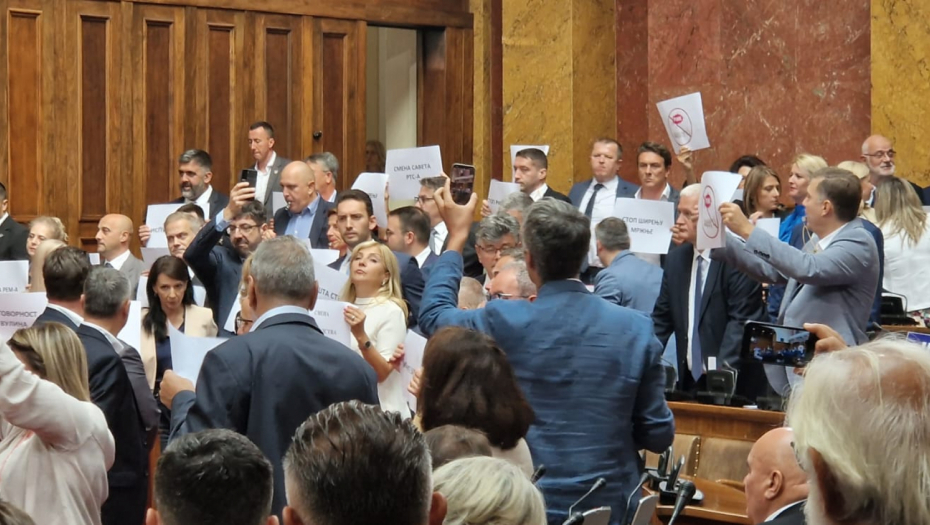 OPOZICIONARI PROBILI DNO Blokirali rad sednice Skupštine na čijem dnevnom redu je bio rebalans budžeta