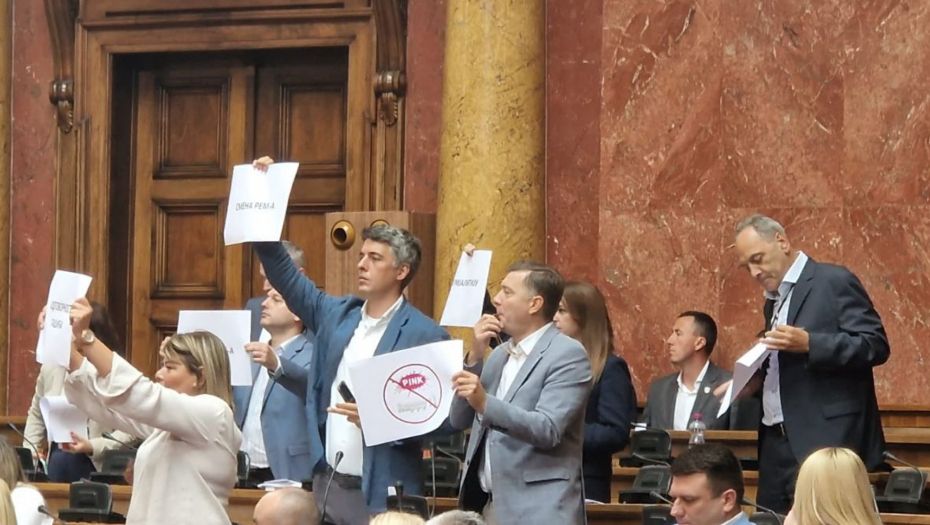 SRAMOTA! Opozicija zviždi reprezentaciji Srbije posle pobede nad Litvanijom (VIDEO)