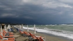 "UZ BOGORODIČINU POMOĆ USPEO SAM DA ISPLIVAM" Srbin ispričao horor sa Halkidikija: "Ćerku su povukli talasi, skočio sam da je spasim"