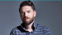 CEPAO SAM KARTE U AUTOBUSU I PRODAVAO LUBENICE Naš glumac i voditelj se pre TV karijere bavio raznim poslovima kako bi zaradio novac