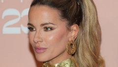 OBUČENA KAO NOVOGODIŠNJA JELKA Kejt Bekinsejl u providnoj haljini sa zlatnim detaljima zaprepastila sve prisutne