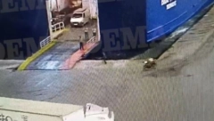 HOROR U GRČKOJ Obezbeđenje gurnulo čoveka sa trajekta, nestao u sekundi pod elisama (VIDEO)