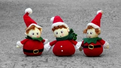 BOŽIĆNI PATULJCI ISPRED KUĆA KAD IM VREME NIJE Policija upozorava građane, sada znače samo jedno