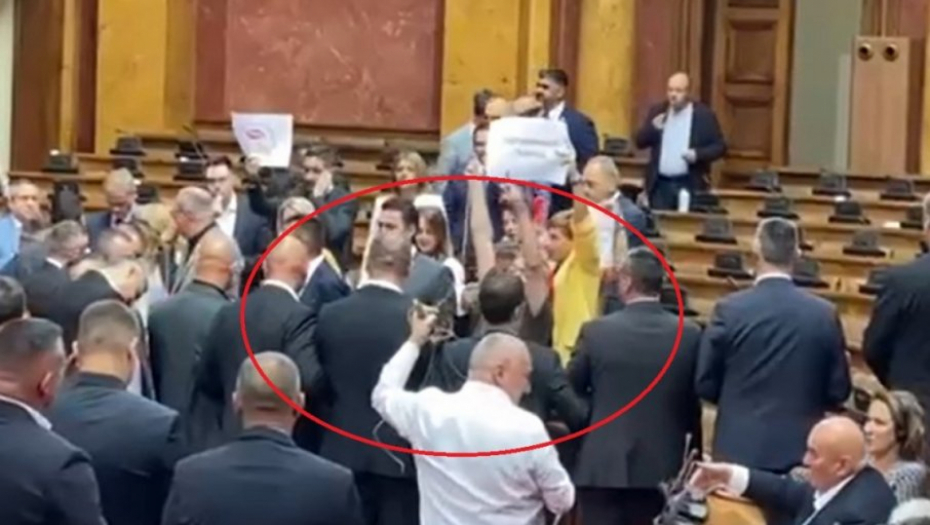 UŽAS! Opozicija donela vešala u skupštinsku salu! (VIDEO)