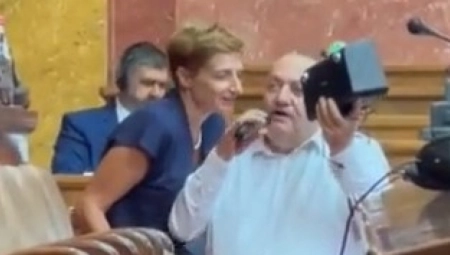 NEVENA ĐURIĆ OSUDILA BAHATOST DELA OPOZICIJE NA SEDNICI Svojim divljanjem smetali i svojim stranačkim kolegama! (VIDEO)