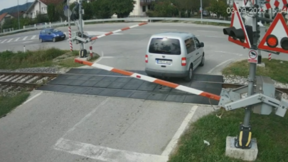 JEZIV SNIMAK KRUŽI DRUŠTVENIM MREŽAMA Devojka ostala zarobljena na šinama dok se voz približavao (VIDEO)