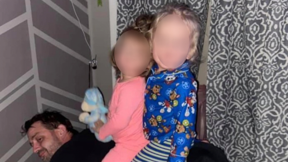 BLIZANCI NAĐENI MRTVI U KUTIJI ZA IGRANJE Majka je mislila da samo spavaju, ali onda je saznala stravičnu istinu
