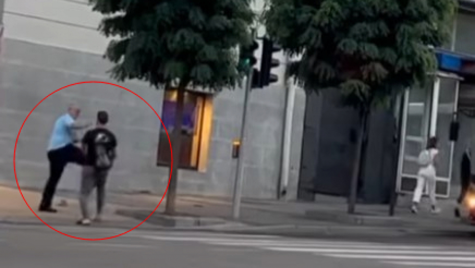 BRUTALNA TUČA U CENTRU BEOGRADA Sevale pesnice i šutevi, stariji čovek bukvalno izuo mladića iz patika (VIDEO)