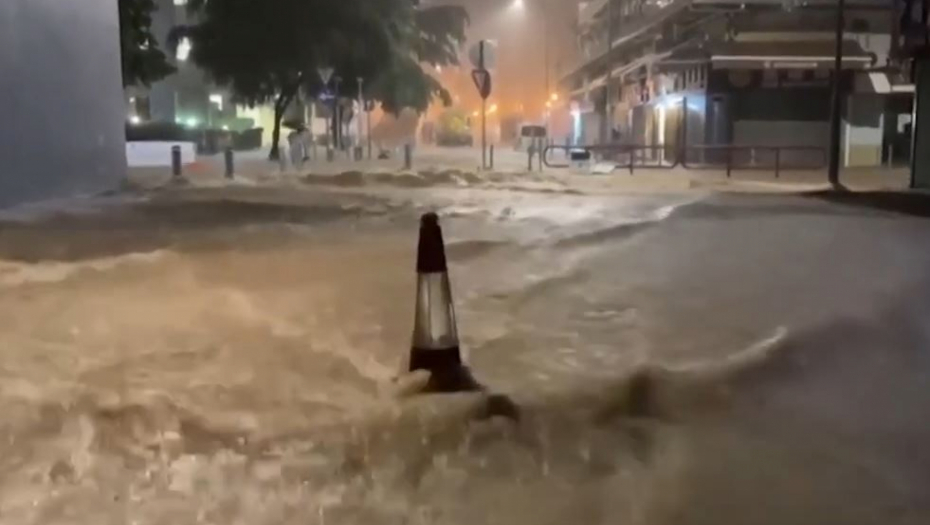 CEO GRAD POD VODOM Provala oblaka kakva se na pamti, kiša samo poliva, na ulicama potoci (VIDEO)