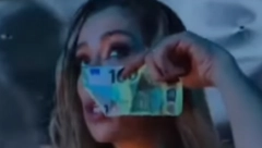 BRIŠE SUZE NOVČANICOM OD 100 EVRA Pojavio se snimak da nastupa Tee Tairović, mreže se usijale! (VIDEO)