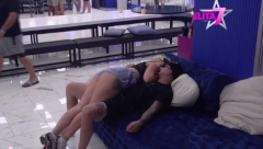 PRVA AKCIJA U ELITI BEZ POKRIVAČA I USRED BELOG DANA! Milica bez srama naskočila na Terzu i molila ga za odnose
