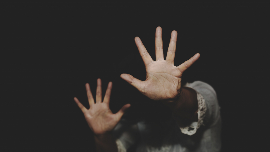 UŠAO KROZ KUPATILO, LEGAO U KREVET PORED ŽENE... Užas u Beogradu, osumnjičeni uhapšen: Evo kako se branio!