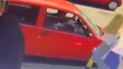 UHAPŠEN OSUMJIČENI NAKON KRAĐE VOZILA Ovako se ponašao bahati lopov na Voždovcu, zamalo pokosio ženu  (VIDEO)