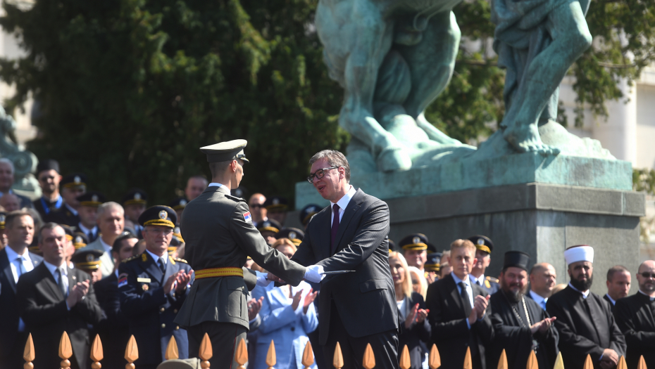 PORUKA PREDSEDNIKA VUČIĆA NOVIM OFICIRIMA VS "Ne postoji oružje koje vredi više od vaše pameti i vašeg srca"