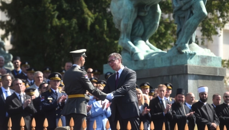 PORUKA PREDSEDNIKA VUČIĆA NOVIM OFICIRIMA VS "Ne postoji oružje koje vredi više od vaše pameti i vašeg srca"