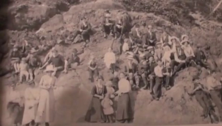 JEDAN ČOVEK NA OVOJ SLICI SE RAZLIKUJE OD DRUGIH Misteriozna fotografija navela ljude da se pitaju da li putovanje kroz vreme postoji (FOTO)