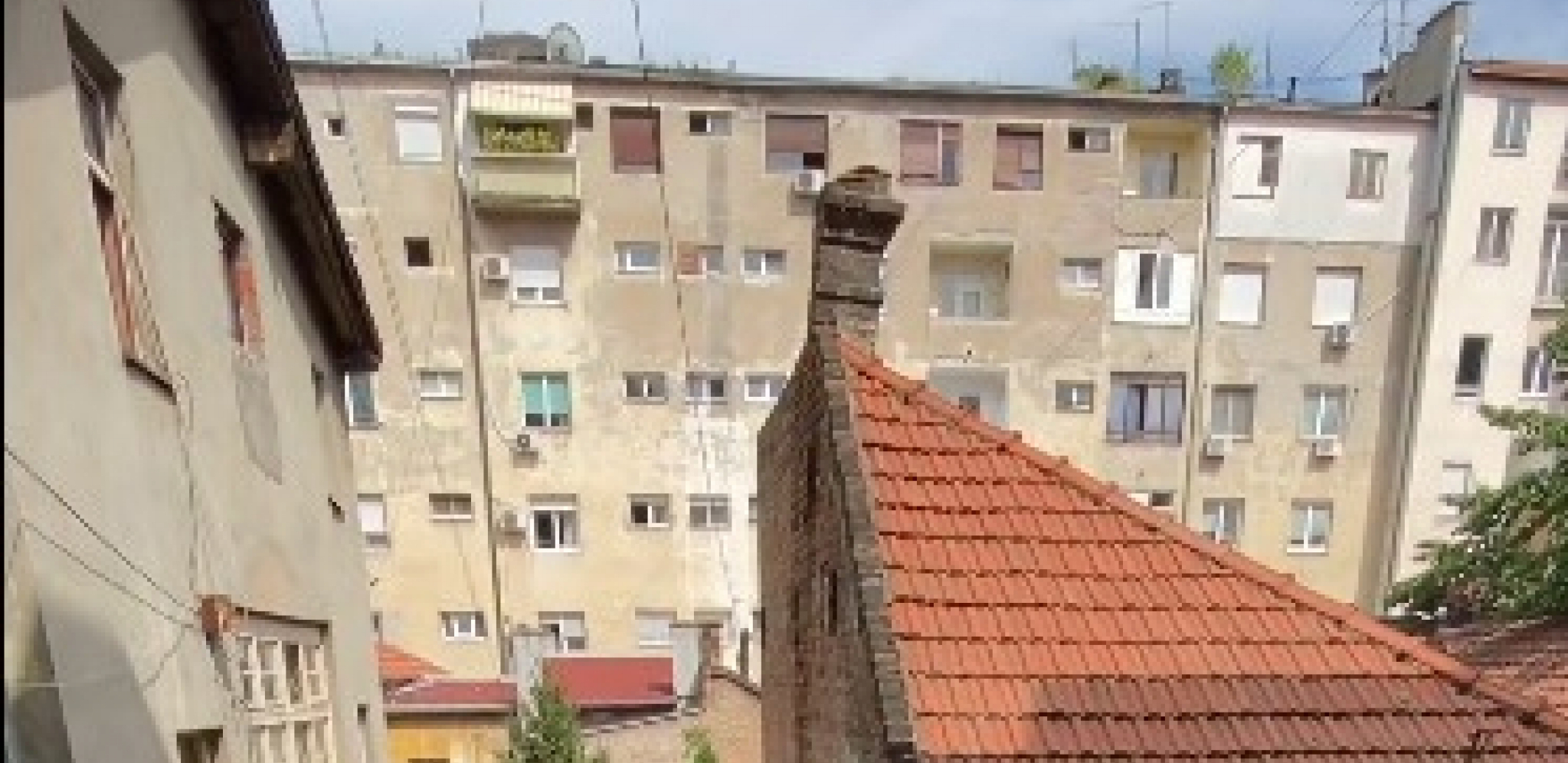 SARAJLIJI OBILI STAN, PORUKA KOJU JE OSTAVIO LOPOVU ODUŠEVILA REGION ,,Ako nisi imao šta da obuješ, halal ti čizme i cipele''
