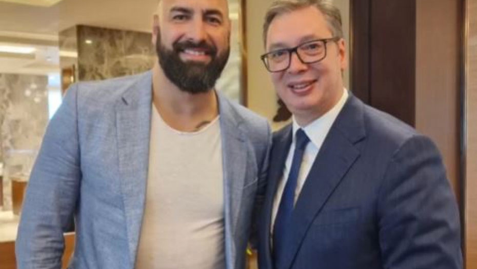 OBOJICA ČEKAMO ZLATO IZ PARIZA Vučić u Skoplju sa čuvenim Perom Antićem: Poklonio mi je patike "Srbija 1" (VIDEO)