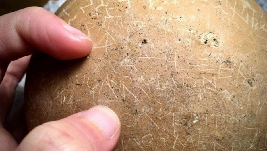 NOKTI, PILEĆE KOSTI, ISEČENA GLAVA Drevni grčki krčag sadrži kletvu protiv 55 ljudi, ko ga dotakne čeka jeziva sudbina